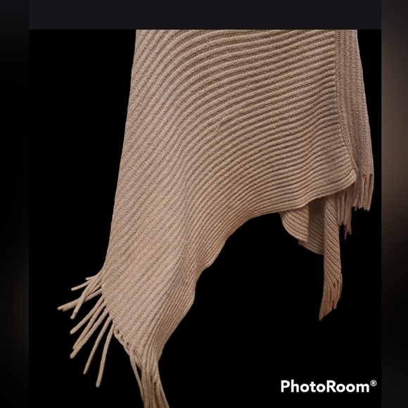 Grey Knit Shawl With Fringe - Picture 2 of 4